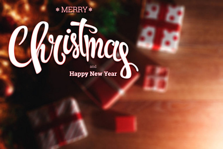 圣诞快乐, 新年愉快, 绿色云杉树枝, 直升机和礼物在一个木褐色的桌子上。圣诞贺卡, 节日背景。混合媒体