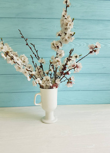樱桃花枝在一个彩色木质的花瓶