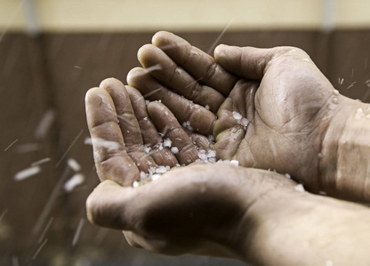 大冰雹在手图片