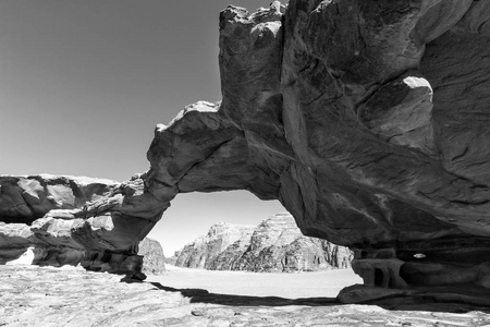 天然岩大桥和 wadi rum 沙漠，约旦的全景视图