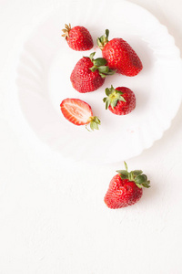 成熟的红色草莓在白色桌上