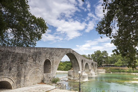 阿尔塔桥是古老的石桥，穿过 Arach