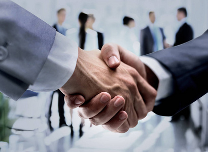 商务合作握手在商务合作伙伴握手成功概念照片