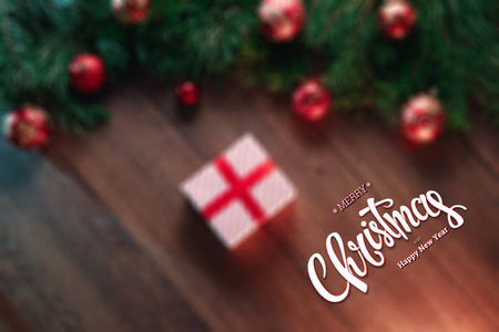 圣诞快乐, 新年愉快, 绿色云杉树枝, 直升机和礼物在一个木褐色的桌子上。圣诞贺卡, 节日背景。混合媒体