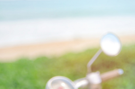 模糊的摩托车在日落海滩抽象背景。旅游概念