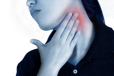 妇女有炎症和肿胀原因痛喉咙痛，在白色背景上孤立