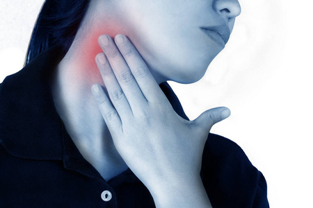 妇女有炎症和肿胀原因痛喉咙痛,在白色背景上孤立照片