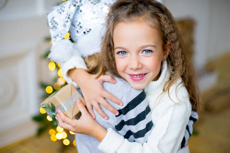 两个女孩，礼物，圣诞树，白色帽子