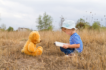 阅读本书泰迪熊的可爱的小女孩
