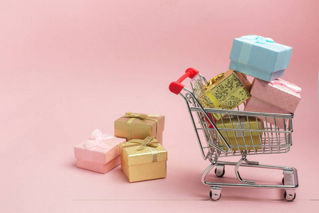 彩色礼品盒, 超市购物车粉红色背景