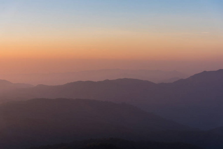 早晨的一排山