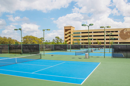 蓝色室外网球场位于佛罗里达州奥兰多的 Ucf 大学的街道上