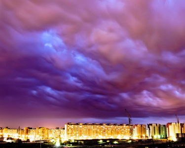紫色天空风暴工业城市灯夜