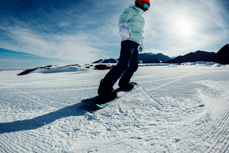 一滑雪板滑雪在冬天山