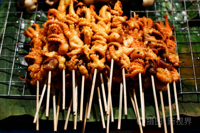 在棍子上烤的烧烤章鱼照片-正版商用图片0fm7of-摄图新视界