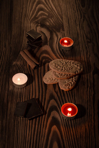 用上点着蜡烛的棕色树巧克力饼干