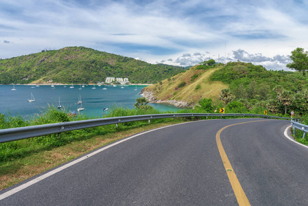 沥青路面和海在普吉岛，泰国