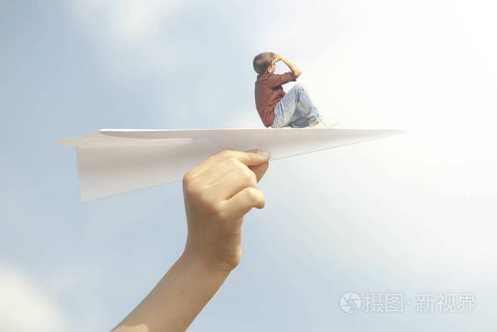 一个小男孩在纸飞机上自由飞行的超现实主义形象