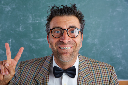 括号表达式书呆子傻复古男用大括号滑稽的表情照片