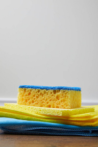 黄色和蓝色抹布和洗涤海绵为春季清洁