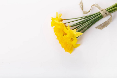 春天花边框 漂亮的新鲜水仙鲜花 孤立在白色背景。选择性的焦点