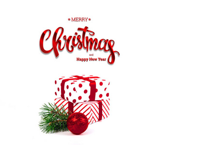 题词圣诞快乐, 新年欢乐, 礼物, 红球, 白色背景。圣诞贺卡, 节日背景。混合媒体