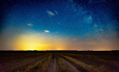 在农村的砂石路布满星星的夜空照片