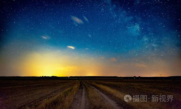 在农村的砂石路布满星星的夜空