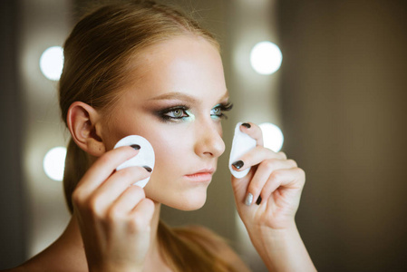 美容工作室内唯美特写年轻女性模特清洁肤质脸部护理