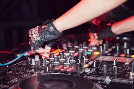 disc jockey (广播电台)流行音乐播音员 流行音乐节目主持人照片