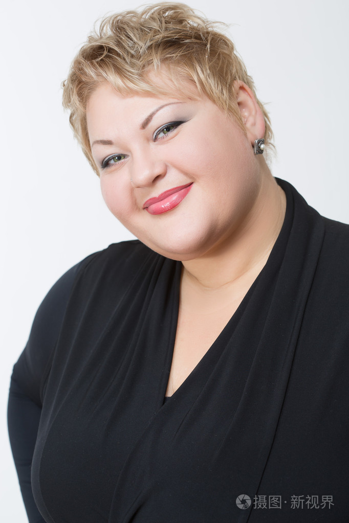 肥胖的女人穿着一件漂亮衣服