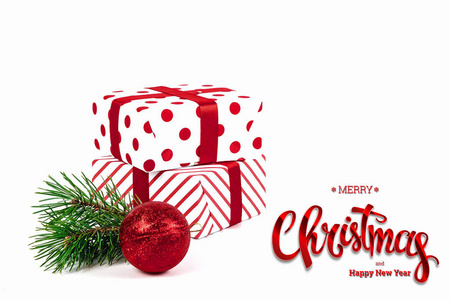 题词圣诞快乐, 新年欢乐, 礼物, 红球, 白色背景。圣诞贺卡, 节日背景。混合媒体