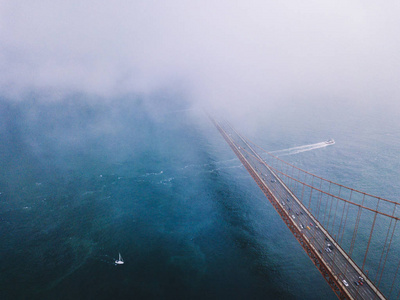 美丽的空中场景旧金山金门大桥上方的太平洋金门运河附近的恶魔岛