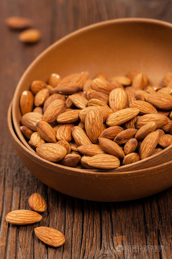 杏仁坚果在碗背景选择性聚焦