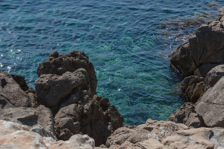 地中海的小岩石