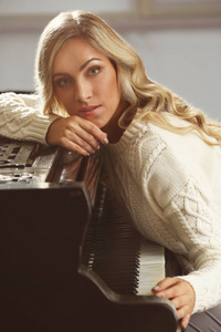美丽的女人在钢琴