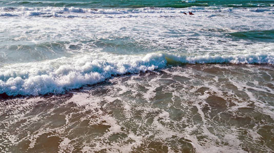 空中从海浪击中岸边从西海岸在