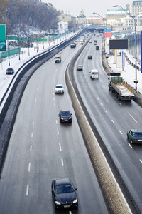 城市道路与汽车的视图