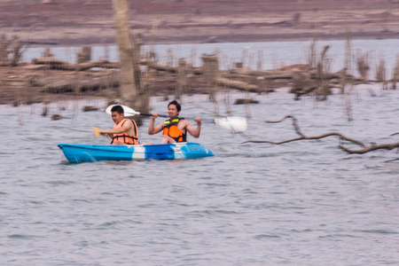 亚洲人在 Maengad 大坝，清迈泰国戏水