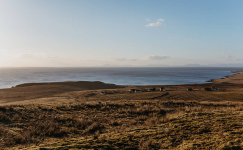 在黄金时段, 苏格兰斯凯岛上的风景和一个小海岸村庄