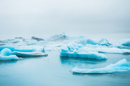 在 Jokulsarlon 冰川泻湖美丽蓝色冰山