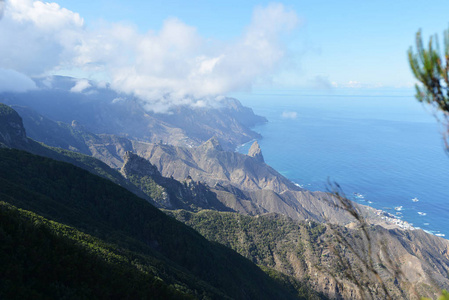 岩石和石海岸之上的天空