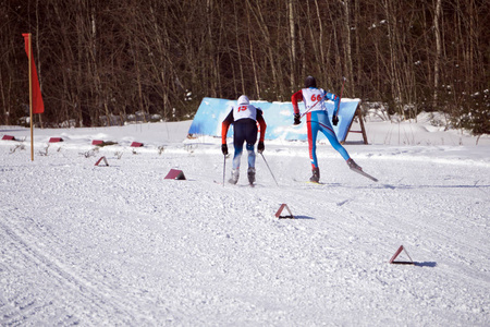 传统大众滑雪比赛结束的参与者图片