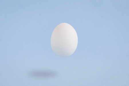 白色的鸡蛋被隔离在浅蓝色背景上