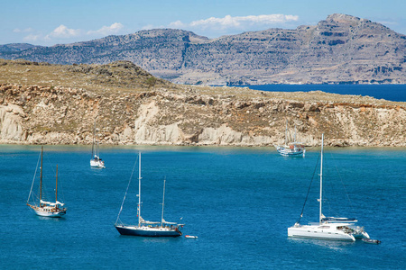 在地中海的蓝色泻湖上航行。希腊岩石峭壁和 t