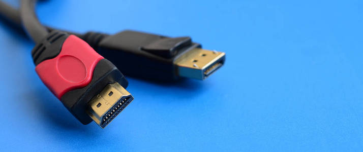 音频视频 Hdmi 计算机电缆插头和20针男性 Displayport 镀金连接器为一个完美的连接在蓝色背景上