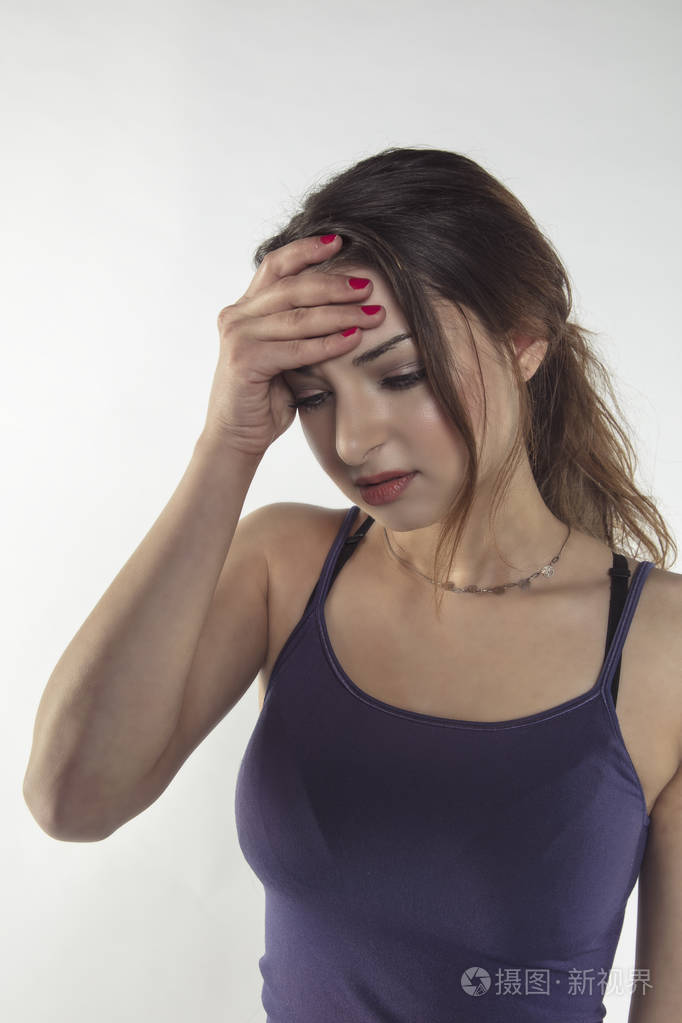 一个年轻的女人正在痛苦的挣扎, 孤立的背景下