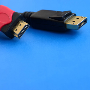 音频视频 Hdmi 计算机电缆插头和20针男性 Displayport 镀金连接器为一个完美的连接在蓝色背景上