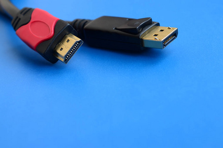 音频视频 Hdmi 计算机电缆插头和20针男性 Displayport 镀金连接器为一个完美的连接在蓝色背景上