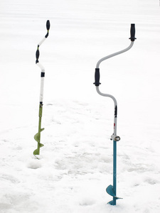 小手操作在冰上钓鱼用的冰钻图片